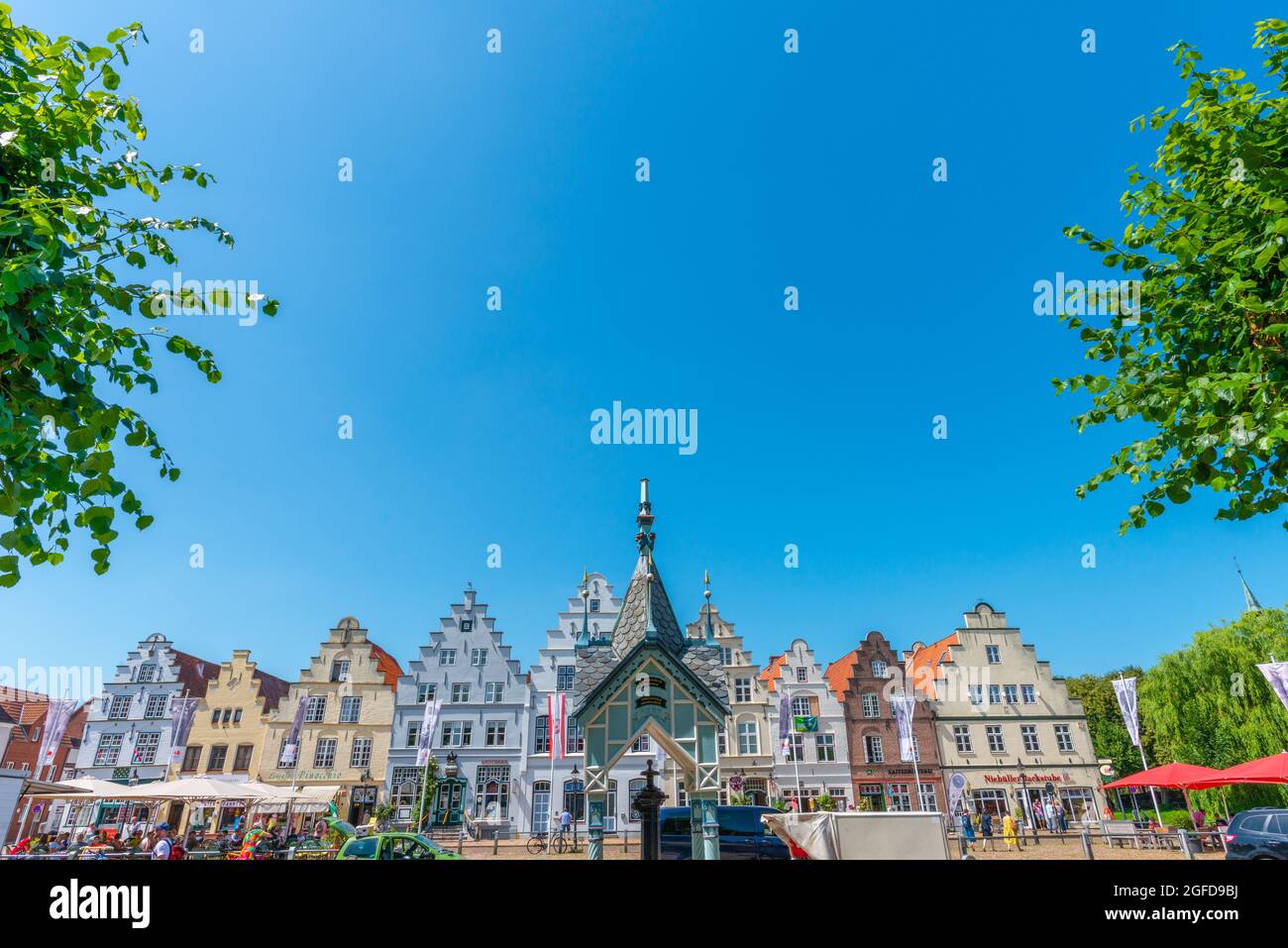 Complesso di case con scuderie a gradini in Piazza del mercato, Friedrichstadt, Frisia settentrionale, Schleswig-Holstein, Germania settentrionale Foto Stock