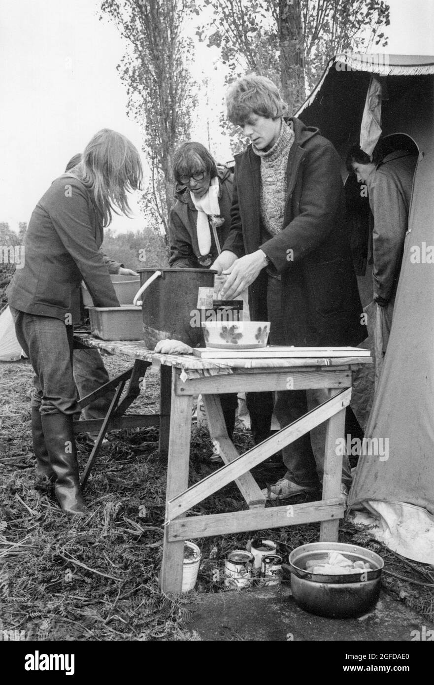 Ottobre 1981. Campo di Pace di Greenham. Due donne e un uomo preparano un pasto comune. Inizialmente gli uomini erano inclusi prima che diventasse soltanto donne. Foto Stock