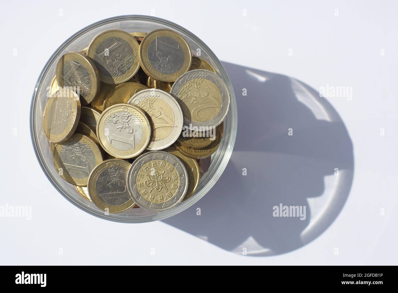 Monete in euro in vaso. Affari ed economia. Foto Stock