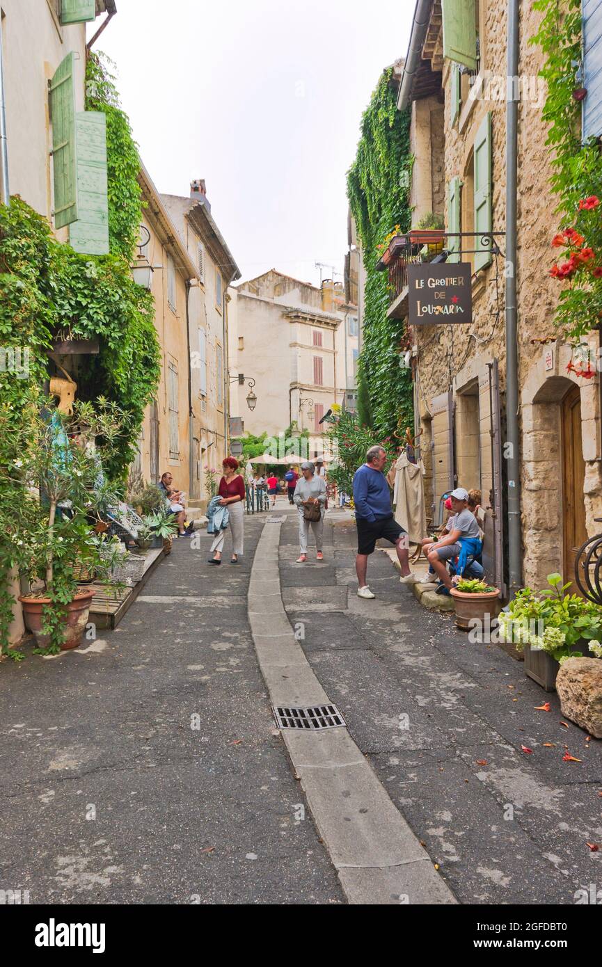 Lourmarin in Provenza, vista sulla strada della città vecchia, Francia, Europa Foto Stock