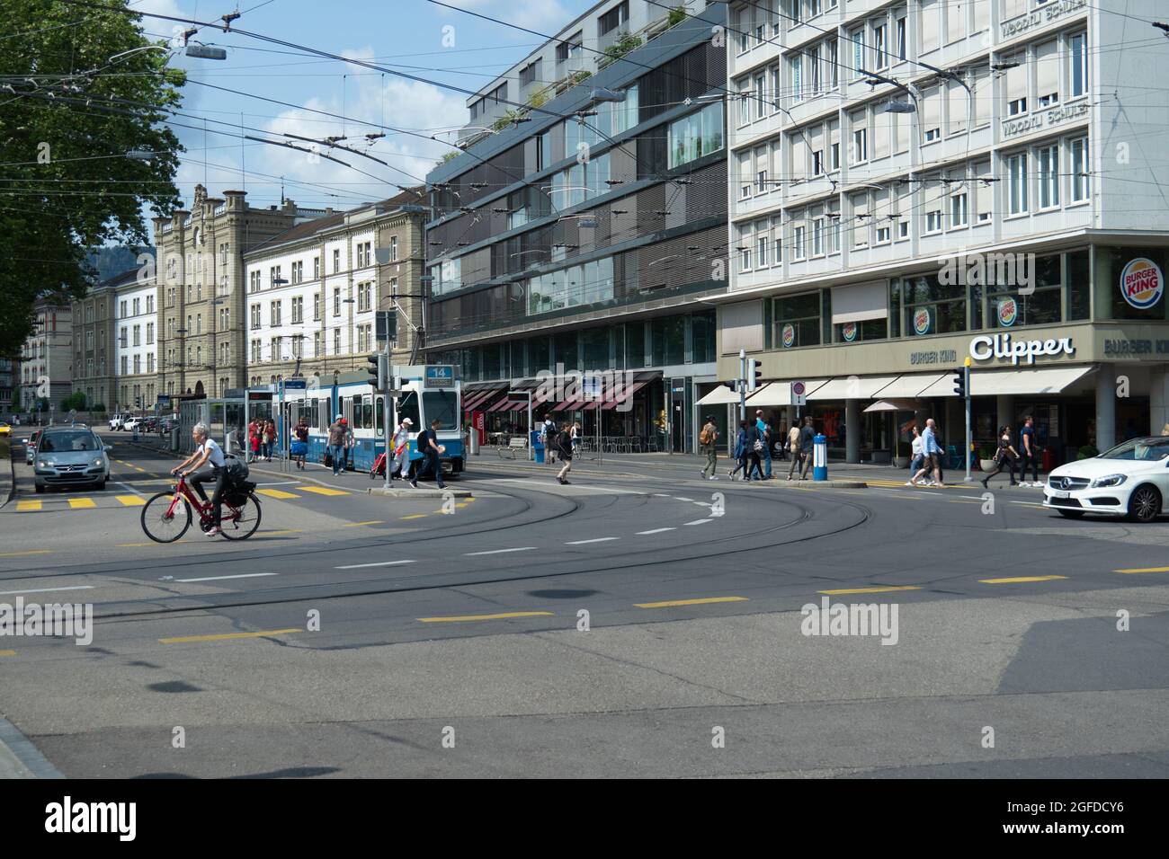 Zürich, Svizzera - 13 luglio 2019: Situazione del traffico in una piazza urbana Foto Stock