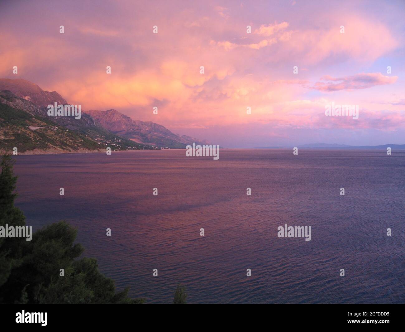 Tramonto sul Mediterraneo. Bellissimo cielo notturno viola con nuvole. Foto Stock