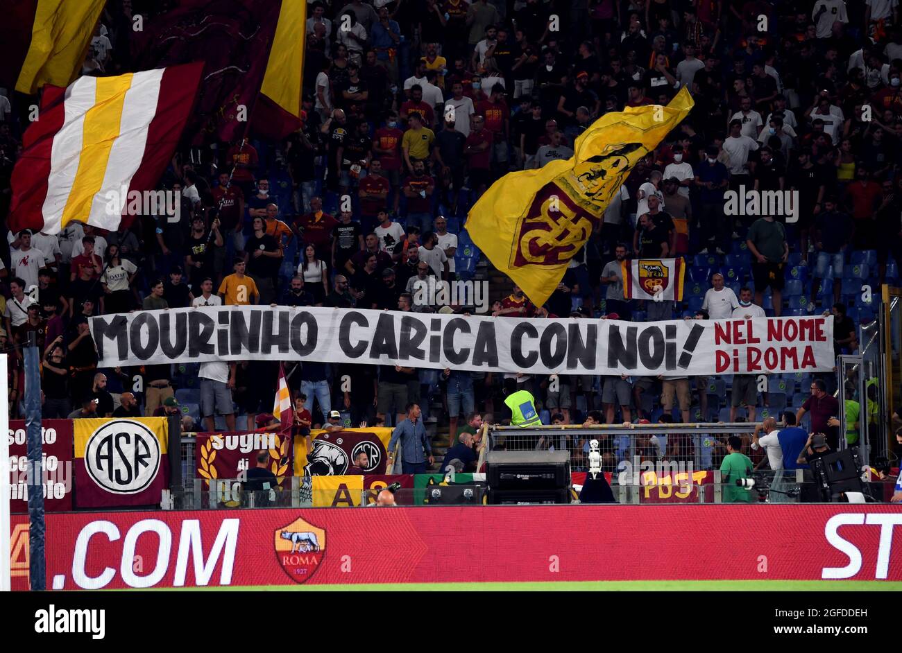 ROMA, ITALIA - AGOSTO 22: COME tifosi Rom nelle tribune che ondeggiano  sciarpe e striscioni , durante la Serie UNA partita tra COME Roma e ACF  Fiorentina allo Stadio Olimpico il 22