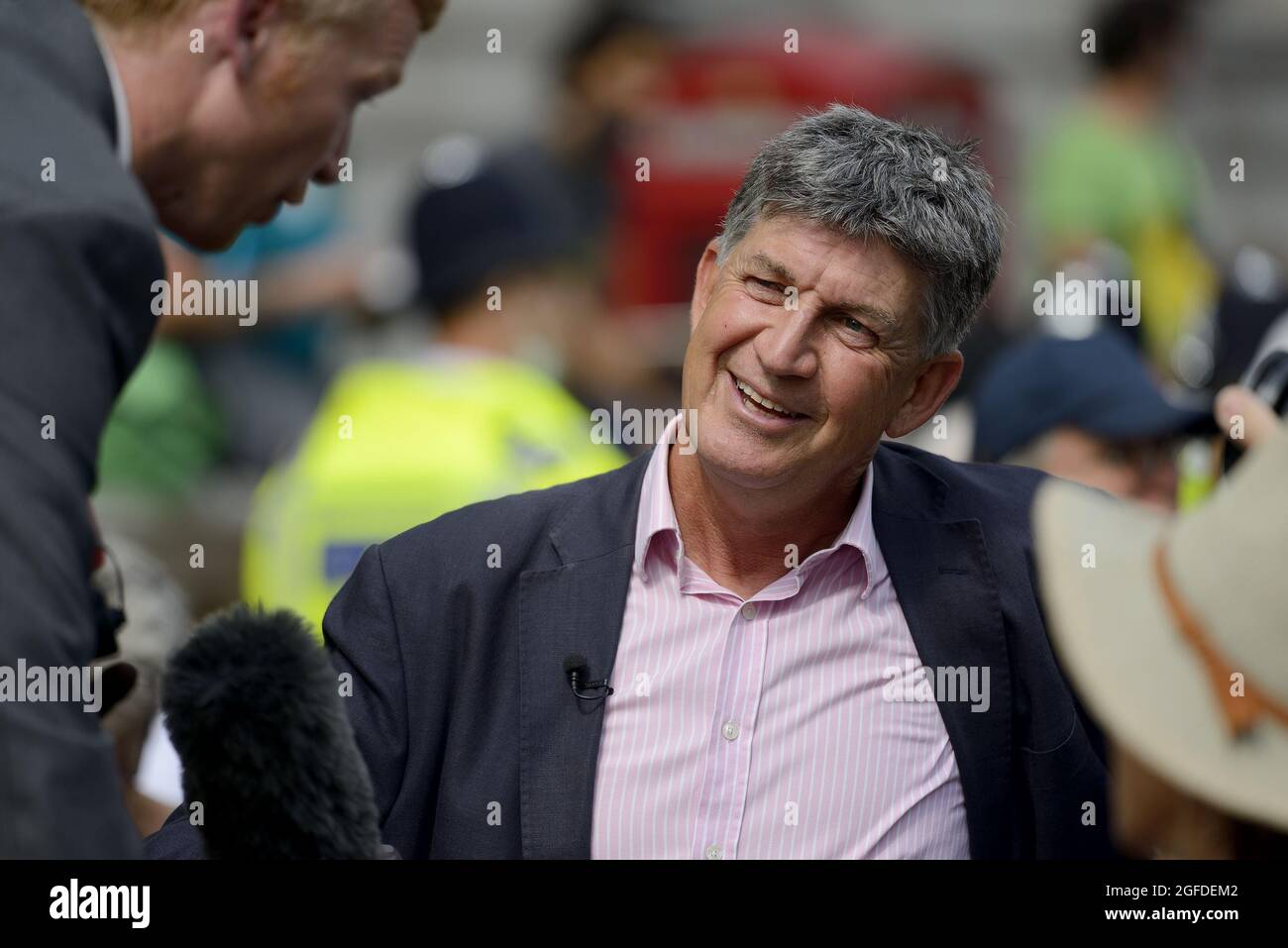 Alex Thompson - giornalista TV, corrispondente capo di Channel 4 News - notizia di una protesta della ribellione di estinzione nel centro di Londra, 24 agosto Foto Stock