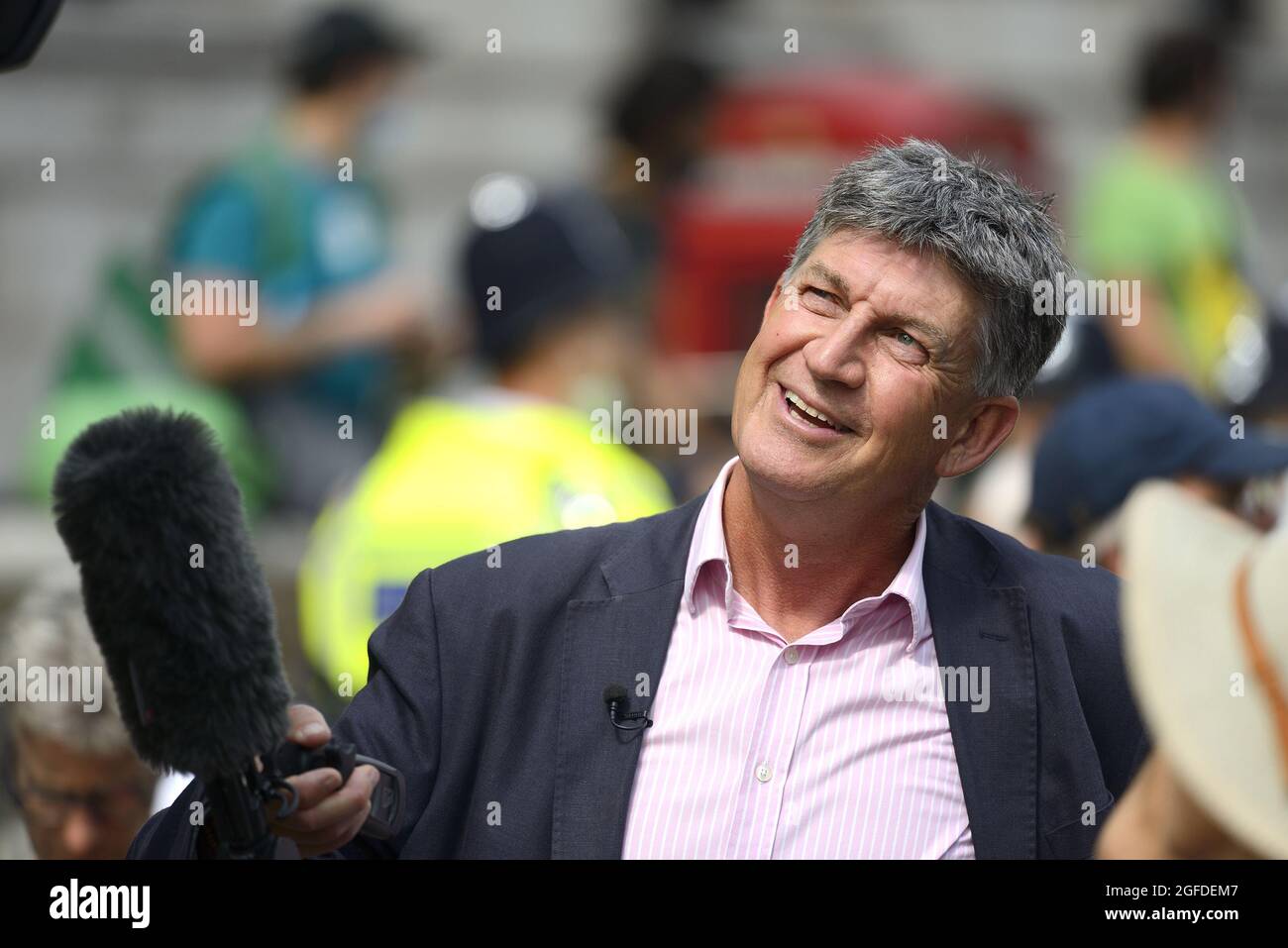 Alex Thompson - giornalista TV, corrispondente capo di Channel 4 News - notizia di una protesta della ribellione di estinzione nel centro di Londra, 24 agosto Foto Stock