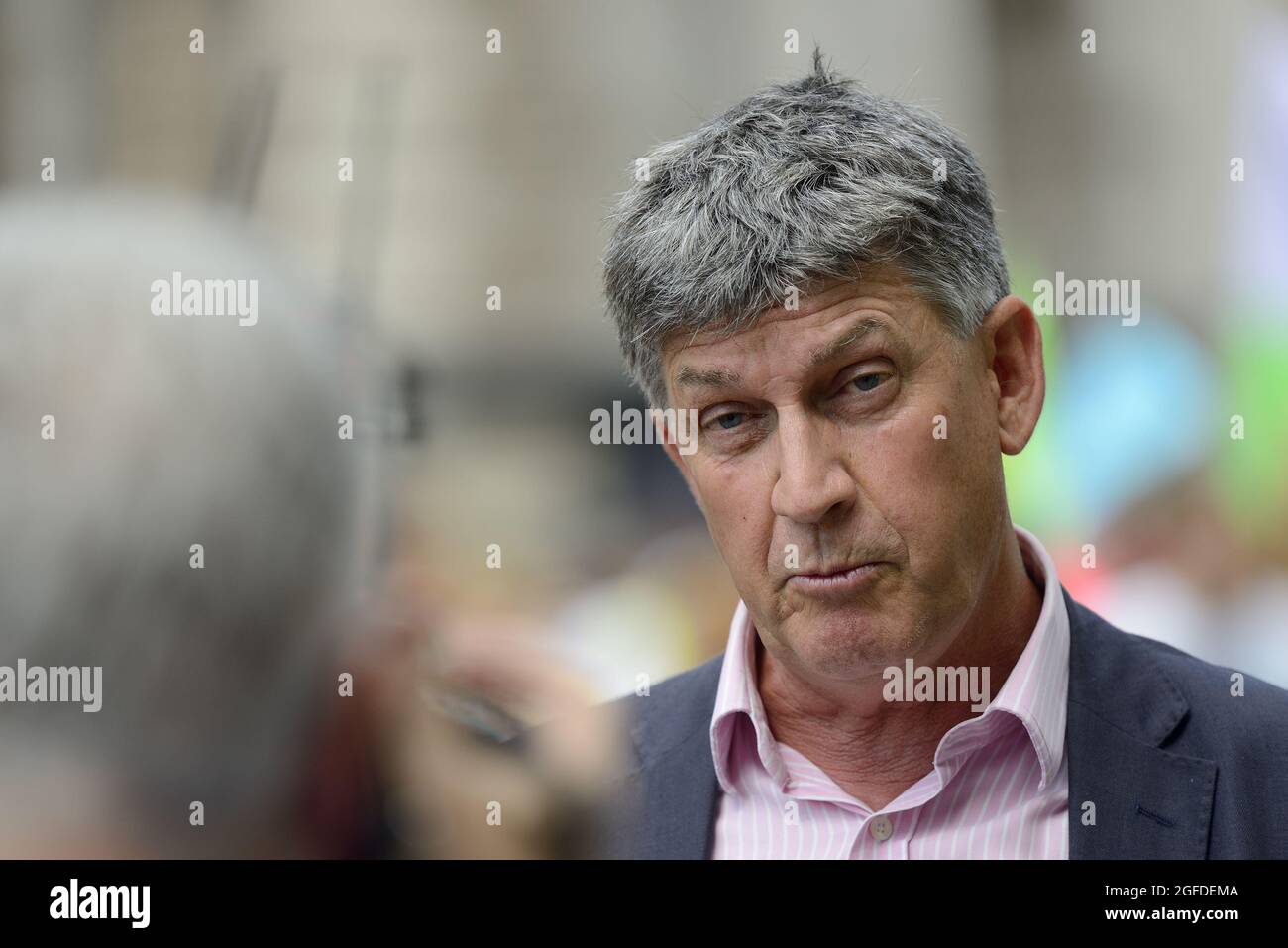 Alex Thompson - giornalista TV, corrispondente capo di Channel 4 News - notizia di una protesta della ribellione di estinzione nel centro di Londra, 24 agosto Foto Stock