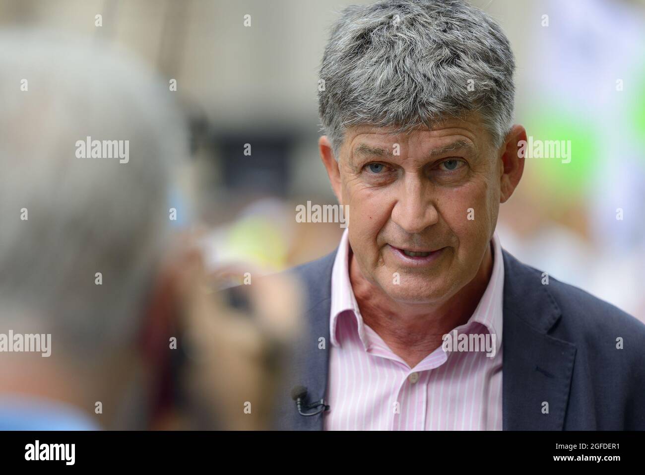 Alex Thompson - giornalista TV, corrispondente capo di Channel 4 News - notizia di una protesta della ribellione di estinzione nel centro di Londra, 24 agosto Foto Stock