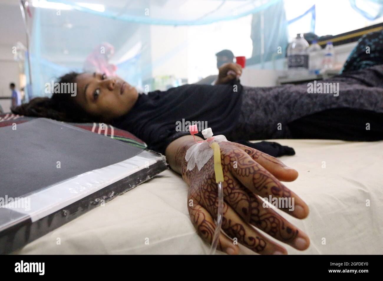 Dhaka, Bangladesh, 25 agosto 2021: Un paziente infettato da febbre Dengue, è trattato in un'area speciale per i brevetti con malattia di dengue trasmessa da zanzara-Borne presso l'ospedale locale. Il numero di pazienti dengue continua a salire a Dhaka e altrove in Bangladesh, più di 258 pazienti sono stati ricoverati in ospedale con la malattia di zanzara nelle ultime 24 ore secondo la Health Services Division.Credit: Habibur Rahman / Eyepix Group / Alamy Live News Foto Stock