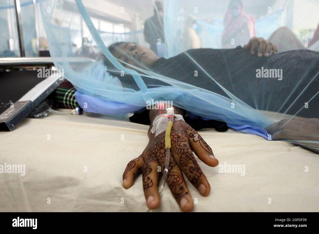 Dhaka, Bangladesh, 25 agosto 2021: Un paziente infettato da febbre Dengue, è trattato in un'area speciale per i brevetti con malattia di dengue trasmessa da zanzara-Borne presso l'ospedale locale. Il numero di pazienti dengue continua a salire a Dhaka e altrove in Bangladesh, più di 258 pazienti sono stati ricoverati in ospedale con la malattia di zanzara nelle ultime 24 ore secondo la Health Services Division.Credit: Habibur Rahman / Eyepix Group / Alamy Live News Foto Stock