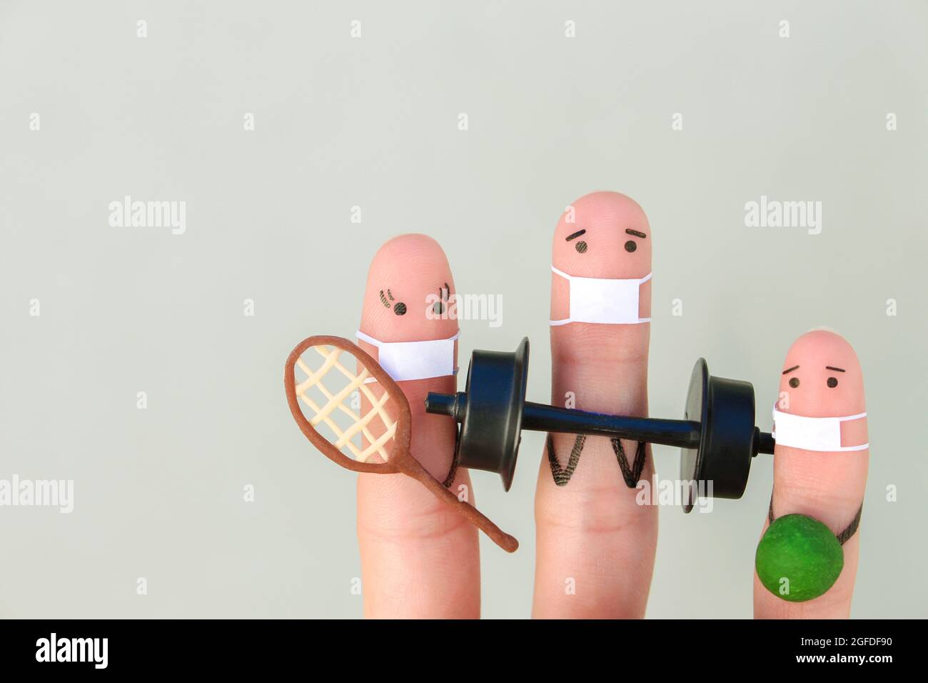 Fingers arte di persone felici in maschera medica da COVID-2019. Concetto di famiglia nello sport. Foto Stock