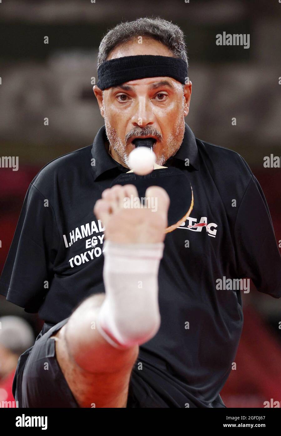 Tokyo, Giappone, 25 agosto 2021, Ibrahim Elhusseiny Hamadtou in Egitto gioca contro il Parco Hong Kyu della Corea del Sud nel round di gruppo dei singoli uomini di ping-pong di classe 6 al Tokyo Paralympics il 25 agosto 2021, al Tokyo Metropolitan Gymnasium. (Kyodo)==Kyodo Photo via Credit: Newscom/Alamy Live News Foto Stock