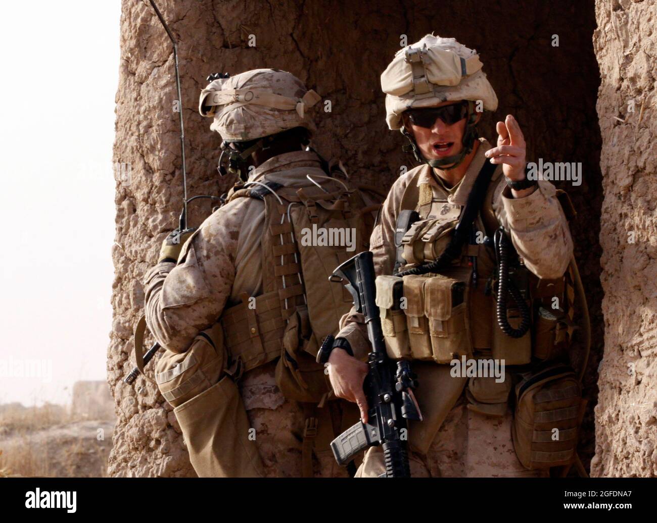 SGT. Harrison G. Rusk, una sezione leader con il Combined Anti-Armor Team 1, Weapons Company, 1° Battaglione, 3° Reggimento Marino, urla le istruzioni ai suoi Marines durante un fuoco Febbraio 14. Marines di CAAT-1 e Charlie Company, 1/3, hanno iniziato a prendere fuoco dai combattenti talebani subito dopo un incontro con gli anziani del villaggio nella zona dei cinque punti. RUSK è un nativo di Houston di 23 anni. Foto Stock