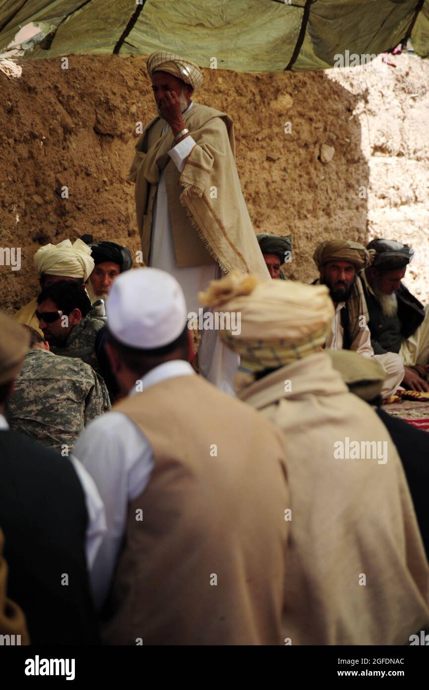 L'ex comandante talebano esprime la sua gratitudine al villaggio e li ringrazia per il suo sostegno marzo 17, nel villaggio di Sorkh-AB, nel distretto di Muhammed Aga, provincia di Logar, Afghanistan. Una shura si svolge in celebrazione della sua liberazione. Foto Stock