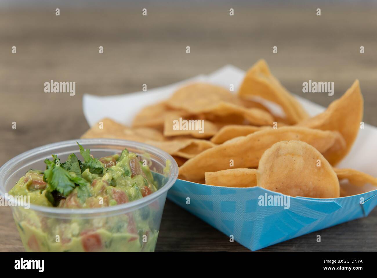 Abbondante ordine di patatine e guacamole servito come antipasto. Foto Stock