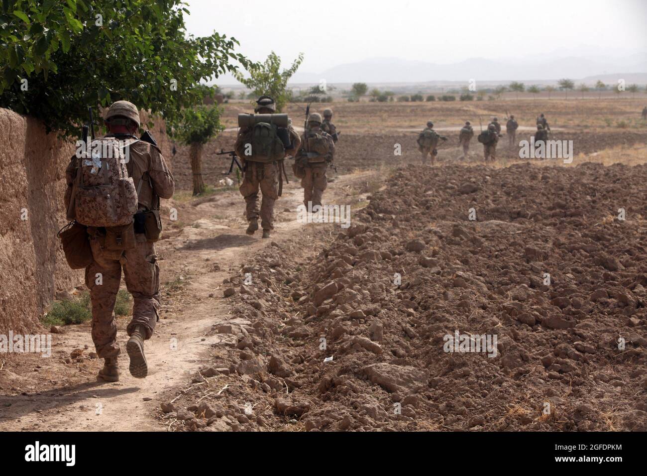 Marines USA con Fox Company, 2° Battaglione, 5° Regiment Marino, Regimental Combat Team 6 pattuglia a un obiettivo durante l'operazione Branding Iron II nella regione di Ghaysarkah, provincia di Helmand, Afghanistan 21 giugno 2012. Marines ha condotto l'operazione per disgregare la logistica nemica e negare la libertà di movimento nemica. (STATI UNITI Foto del corpo marino di Lance CPL. Ismael E. Ortega/ rilasciato) Foto Stock