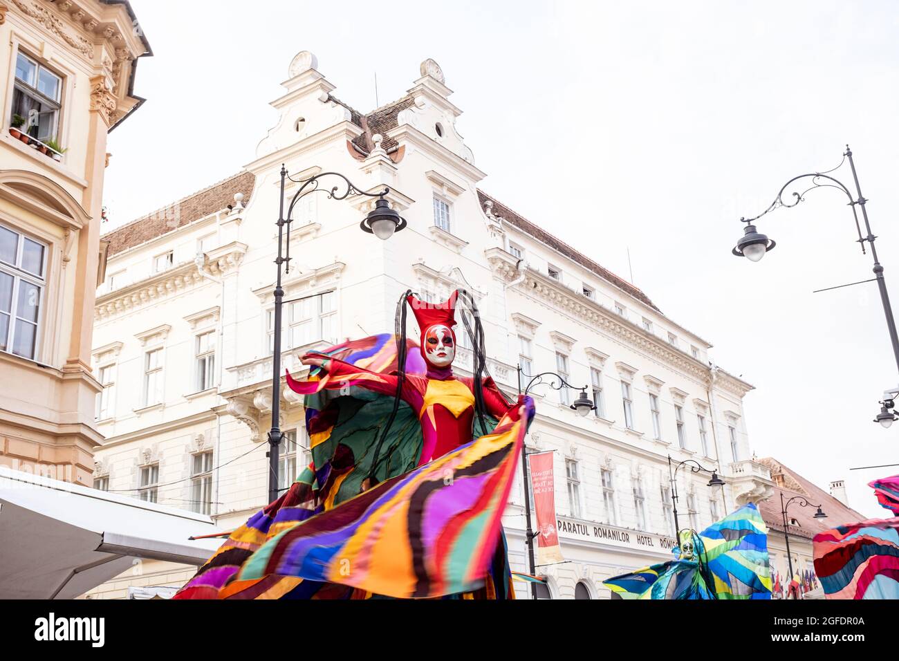 Sibiu City, Romania - 24 agosto 2021. Colors, Teatro Pavana Italia/Olanda. Artisti stillati che si esibiscono durante il Festival Internazionale del Teatro fr Foto Stock