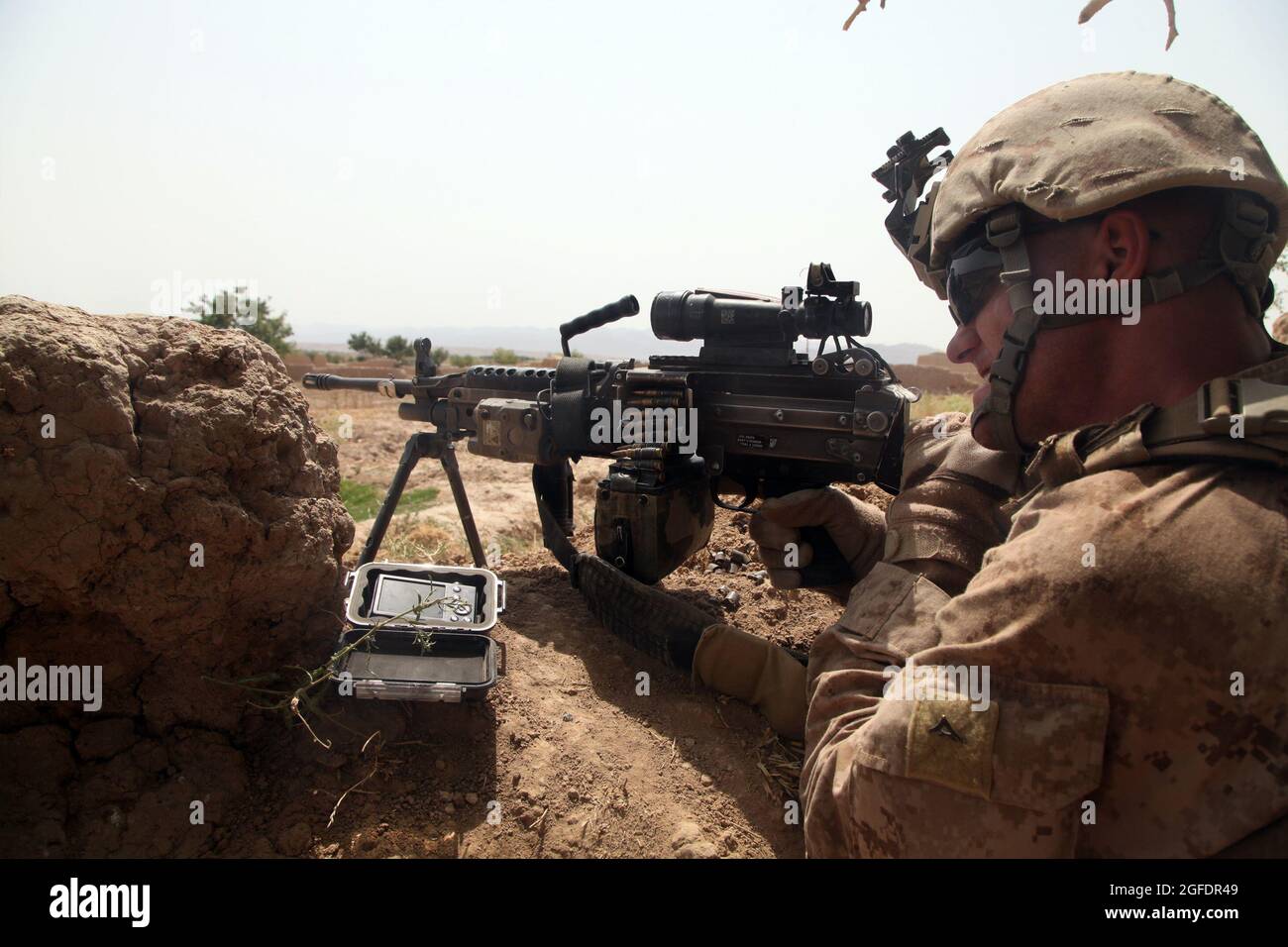 US Marine Corps Lance CPL. Brennan Palmiter con Fox Company, 2° Battaglione, 5° reggimento marino, Regimental Combat Team 6 fornisce sicurezza mentre pattuglia a un obiettivo durante l'operazione Branding Iron II nella regione di Ghaysarkah, provincia di Helmand, Afghanistan 21 giugno 2012. Marines ha condotto l'operazione per disgregare la logistica nemica e negare la libertà di movimento nemica. (STATI UNITI Foto del corpo marino di Lance CPL. Ismael E. Ortega/ rilasciato) Foto Stock