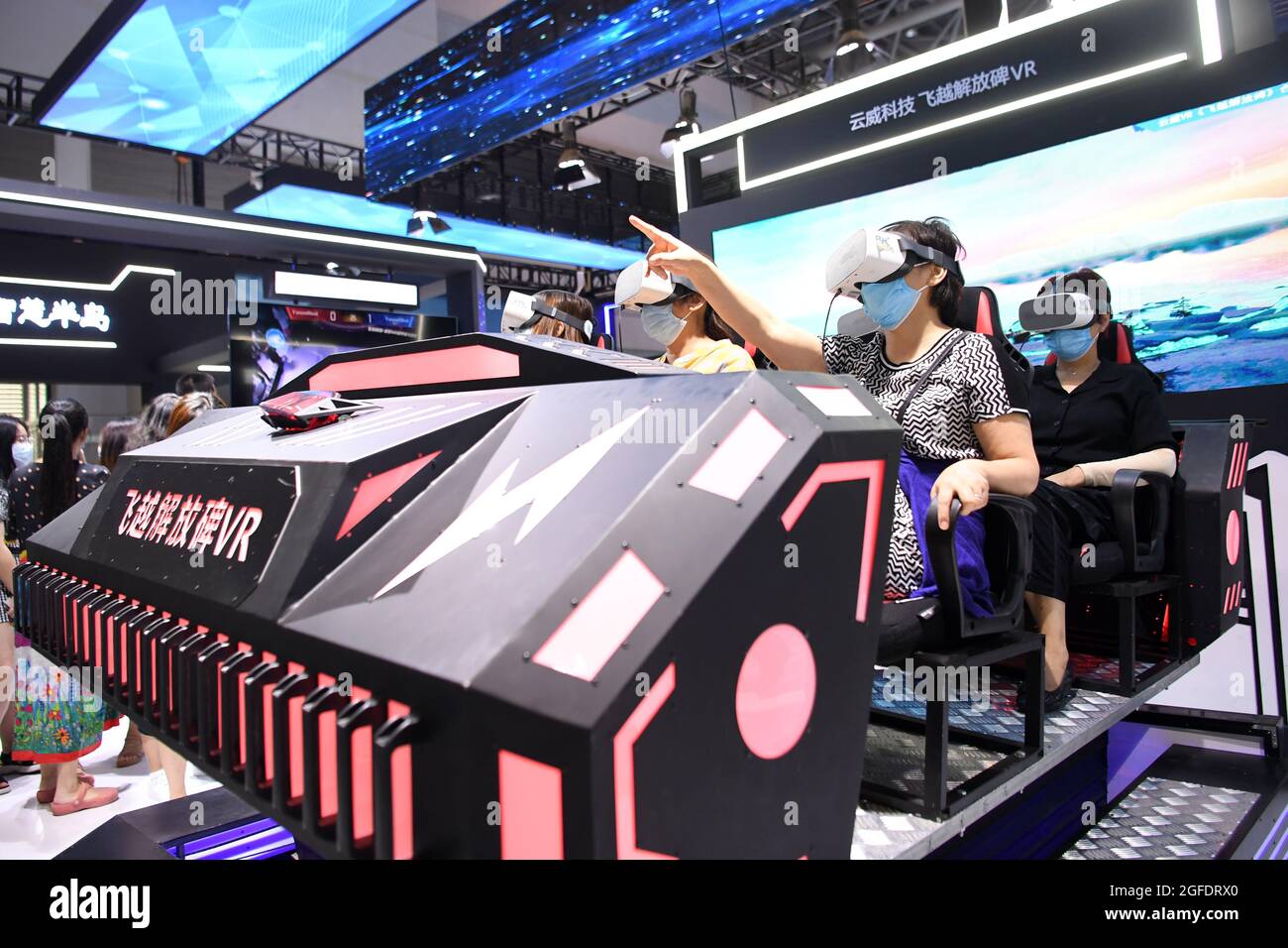 Chongqing, Cina. 23 Agosto 2021. I visitatori possono provare i dispositivi VR allo Smart China Expo 2021 di Chongqing, Cina sudoccidentale, 23 agosto 2021. Credit: Tang Yi/Xinhua/Alamy Live News Foto Stock