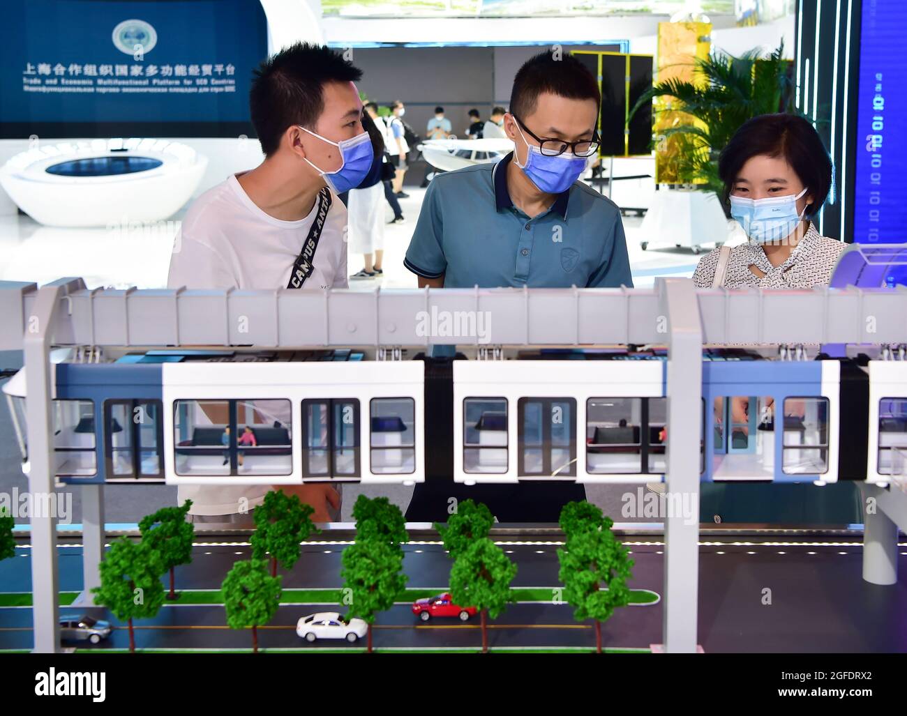 Chongqing, Cina. 23 Agosto 2021. I visitatori visitano lo stand della mostra China Railway allo Smart China Expo 2021 a Chongqing, nel sud-ovest della Cina, 23 agosto 2021. Credit: Wang Quanchao/Xinhua/Alamy Live News Foto Stock