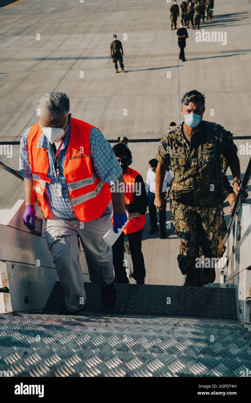 Capt. Kepper Pickard, comandante, Naval Air Station Sigonella si occupa di un Extender dell'aeronautica statunitense KC-10 che trasporta gli evacuati in Afghanistan alla Naval Air Station Sigonella, 22 agosto 2021. NAS Sigonella sta attualmente sostenendo la missione del Dipartimento della Difesa per facilitare la partenza e il trasferimento in sicurezza dei cittadini statunitensi, dei beneficiari di visti speciali per l'immigrazione e delle popolazioni afghane vulnerabili provenienti dall'Afghanistan. La posizione strategica di NAS Sigonella consente a U.S, forze nazionali alleate e partner di schierarsi e rispondere come richiesto per garantire sicurezza e stabilità in Europa, Africa e comando Centrale. ( Foto Stock