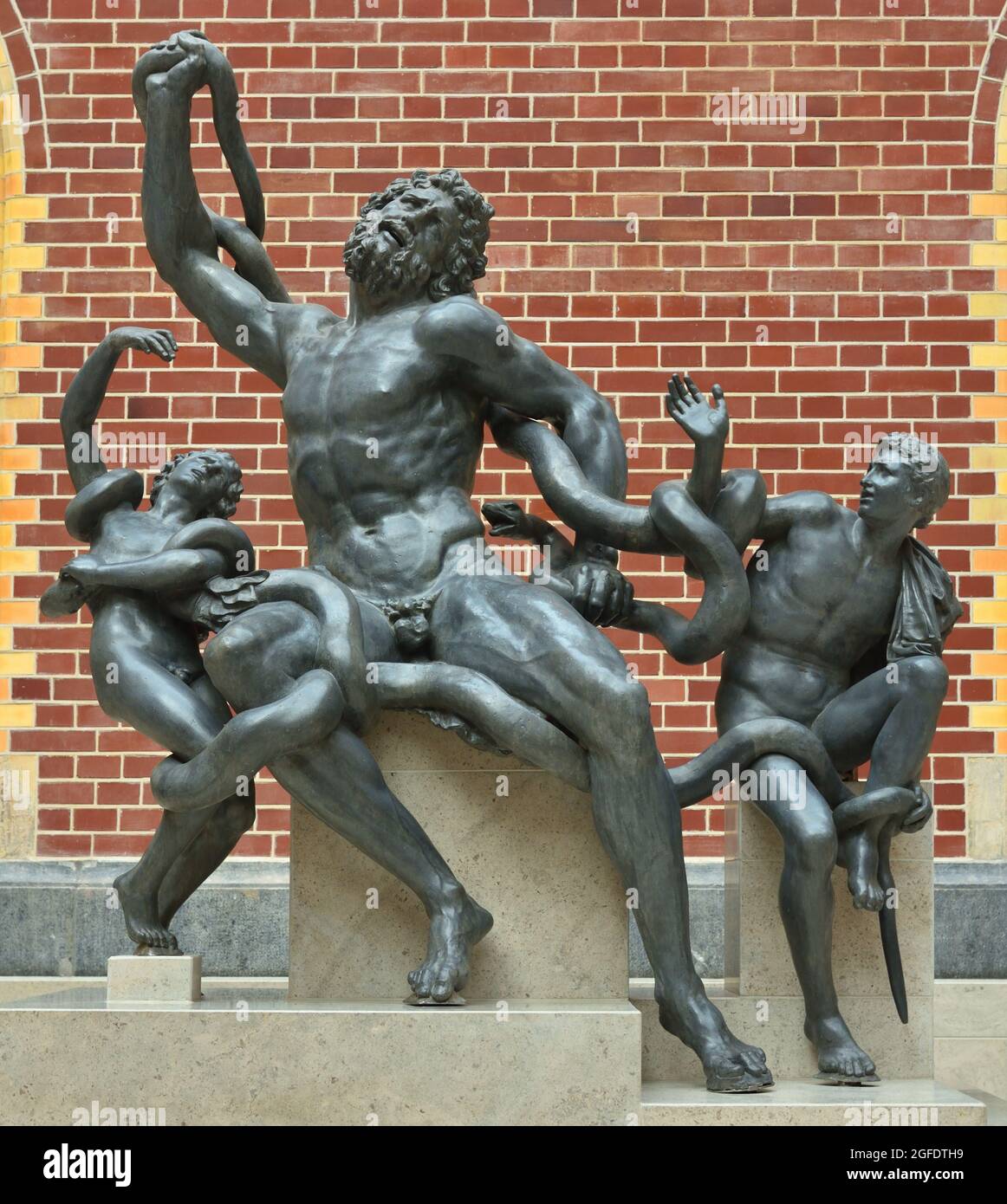 Laocoön, Francesco Righetti 1781 224x185x123cm Italia, l'italiano, il sacerdote troiano Laocoön e i suoi figli combattono invano contro il potere strangolante di due serpenti marini. La statua, una copia di un famoso esempio classico, fu gettata a Roma per ordine del ricco mercante olandese Nicolaas Calff. Lo collocò nel giardino della sua tenuta di campagna Polanen vicino a Halfweg, nell'Olanda del Nord. Foto Stock