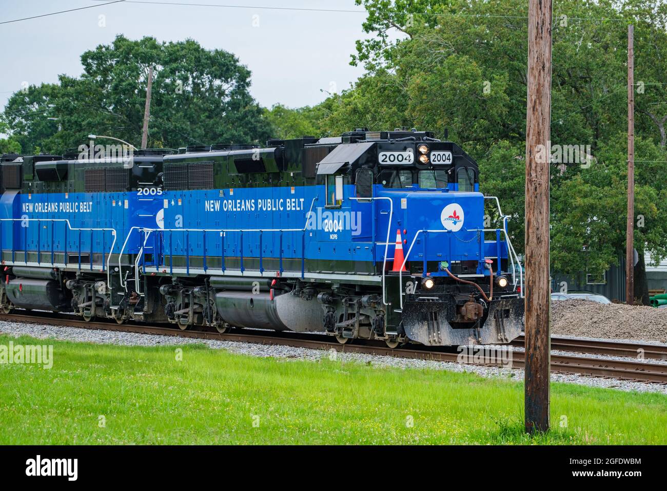 NEW ORLEANS, LA, Stati Uniti d'America - 29 MAGGIO 2021: Locomotiva della ferrovia a cintura pubblica di New Orleans che viaggia sulle piste lungo il levee in Uptown New Orleans. Foto Stock
