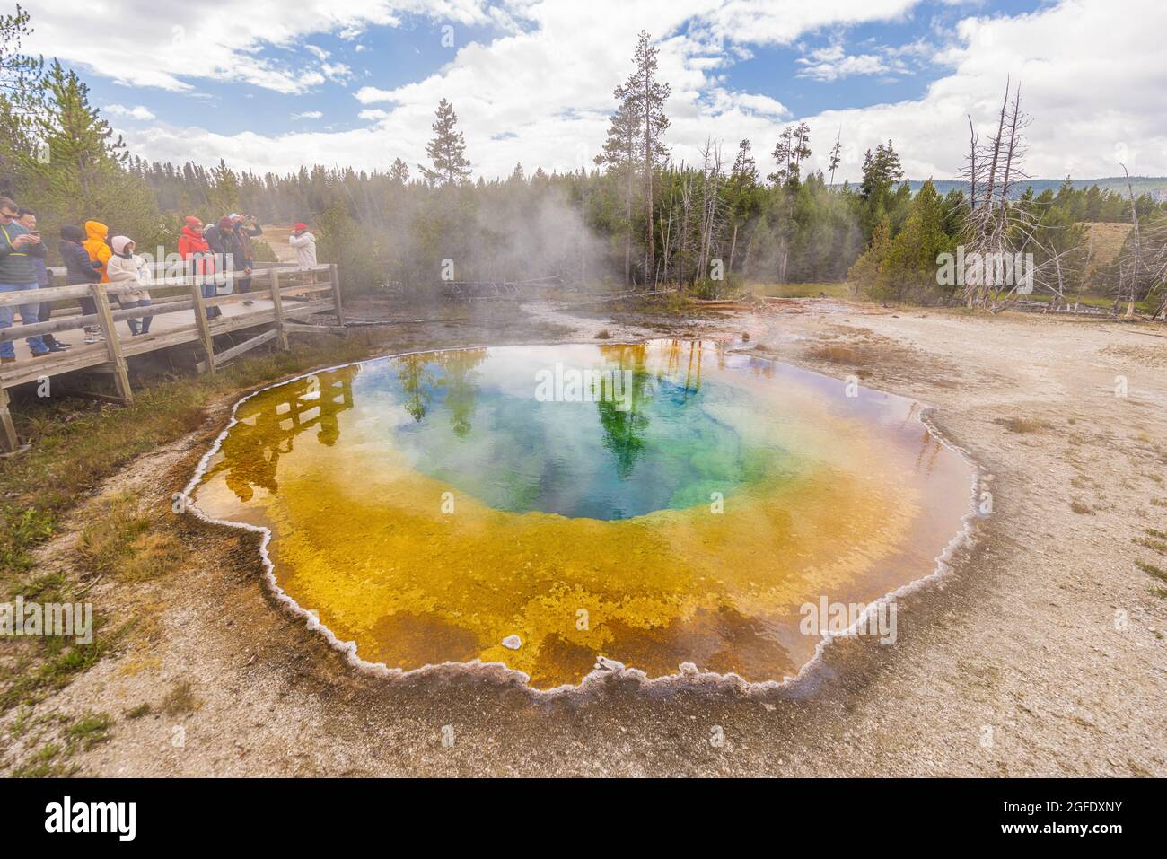 PARCO DI YELLOWSTONE, USA - AGOSTO 28: Visita turistica mattina Glory Thermal Pool nel Parco Nazionale di Yellowstone, Wyoming Foto Stock
