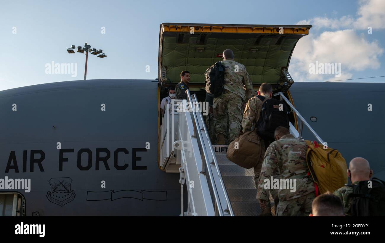 48th Fighter Wing personale medico a bordo di un KC-135 Stratotanker alla Royal Air Force Mildenhall, Inghilterra, per dispiegarsi alla base aerea di Ramstein, Germania, per assistere in operazione Allees Refuge 23 agosto 2021. Operazione Allees Refuge è uno sforzo totale della forza tra cui il personale degli Stati Uniti, le comunità locali e i governi degli Stati ospitanti che assistono e consentono una delle più grandi operazioni di sollevamento aereo fino ad oggi. (STATI UNITI Air Force foto di Airman 1a Classe Cedrique Oldaker) Foto Stock