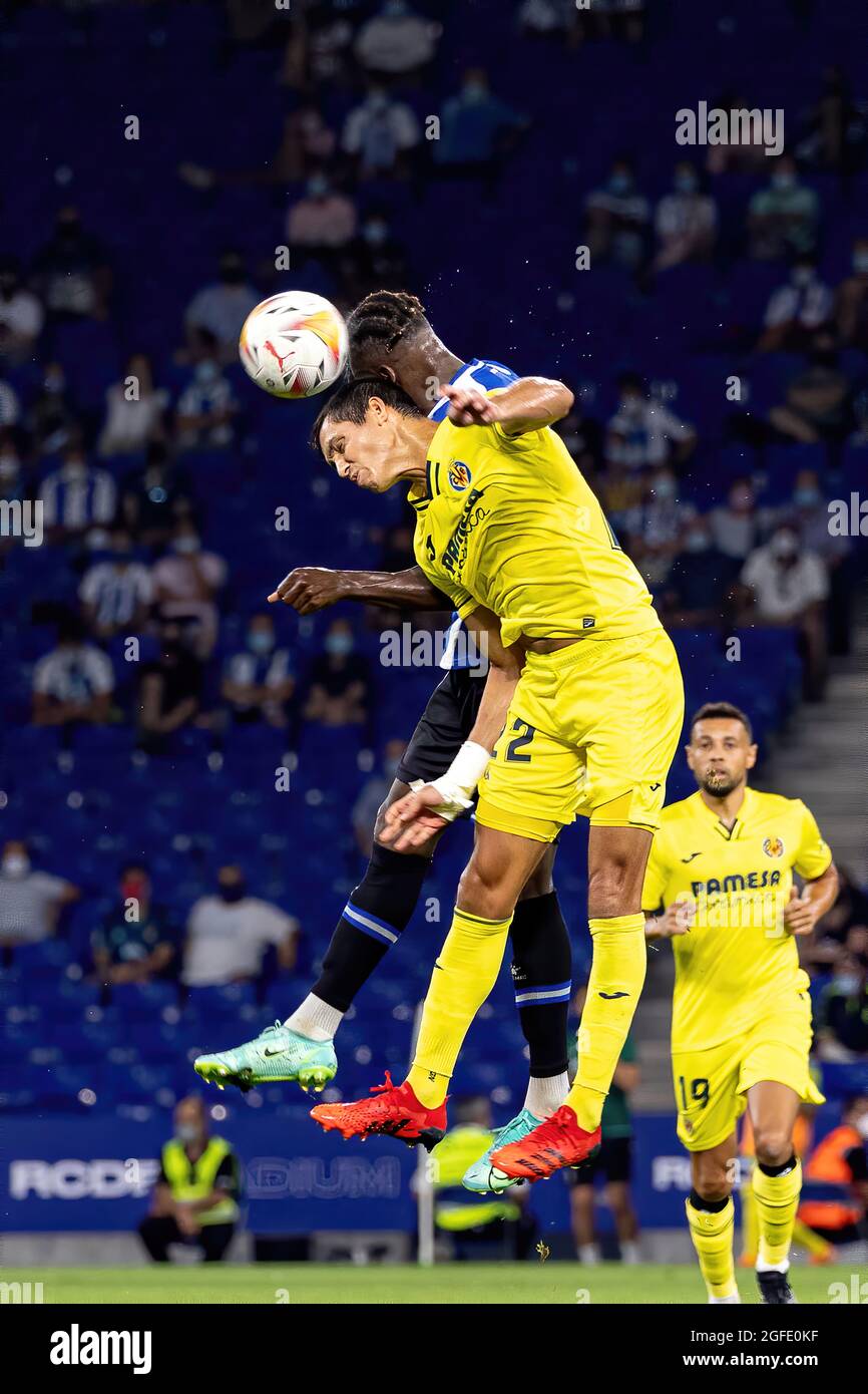 BARCELLONA - AGO 21: Mandi e Dimata combattono per la palla durante la partita la Liga tra RCD Espanyol e Villarreal CF allo stadio RCDE il prossimo agosto Foto Stock