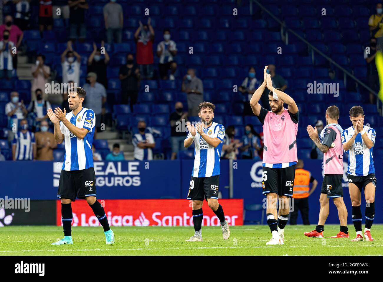 BARCELLONA - AGO 21: I giocatori salutano i tifosi dopo la partita alla Liga tra RCD Espanyol e Villarreal CF allo stadio RCDE o Foto Stock