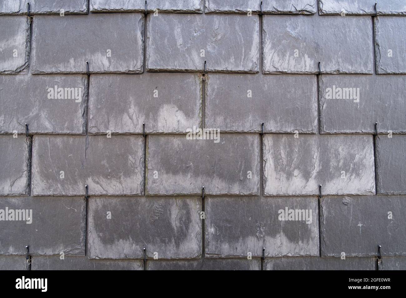 Primo piano di una vecchia parete piastrellata a Honfleur, Francia, per una texture astratta di fondo. Foto Stock