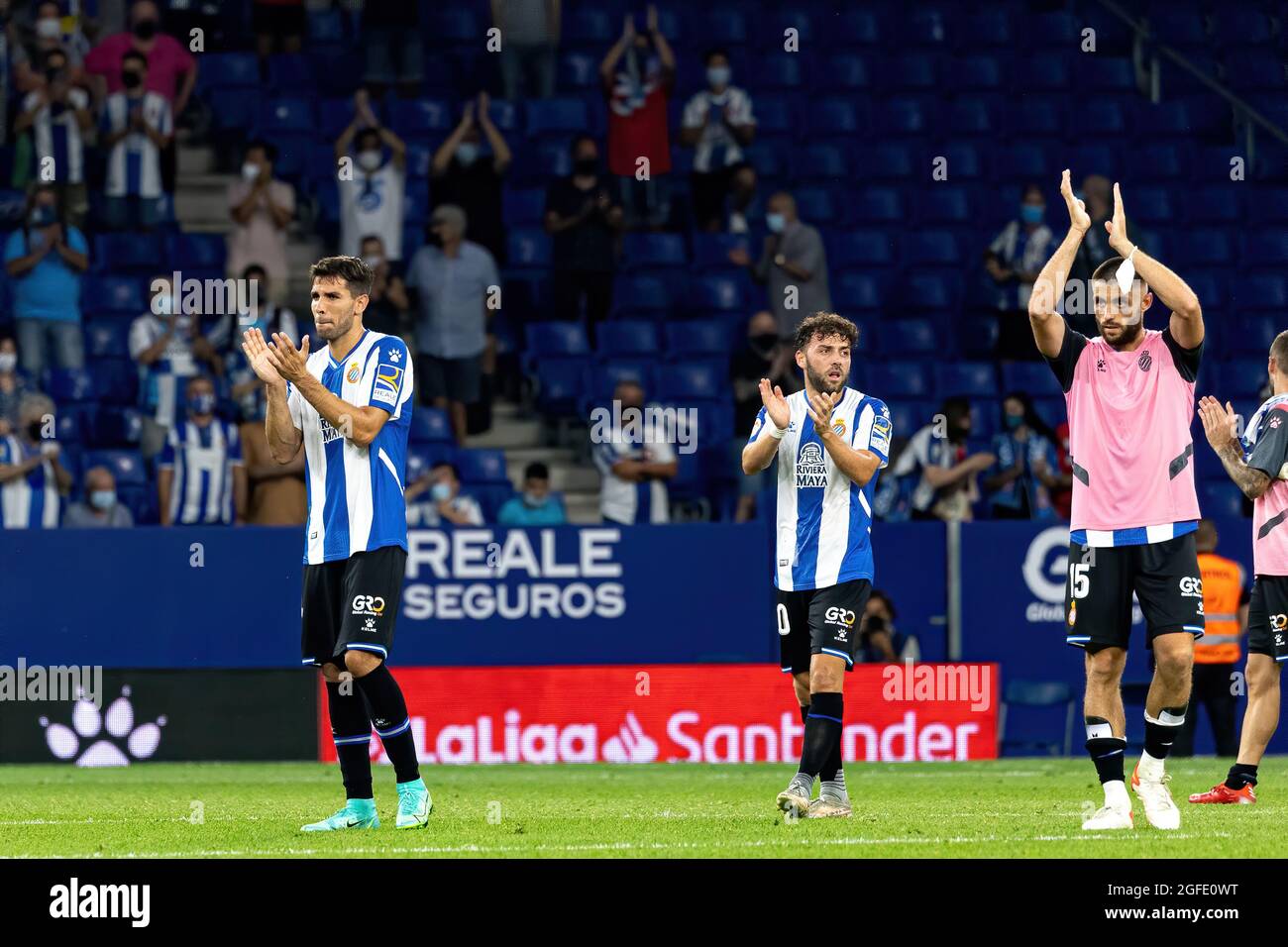 BARCELLONA - AGO 21: I giocatori salutano i tifosi dopo la partita alla Liga tra RCD Espanyol e Villarreal CF allo stadio RCDE o Foto Stock