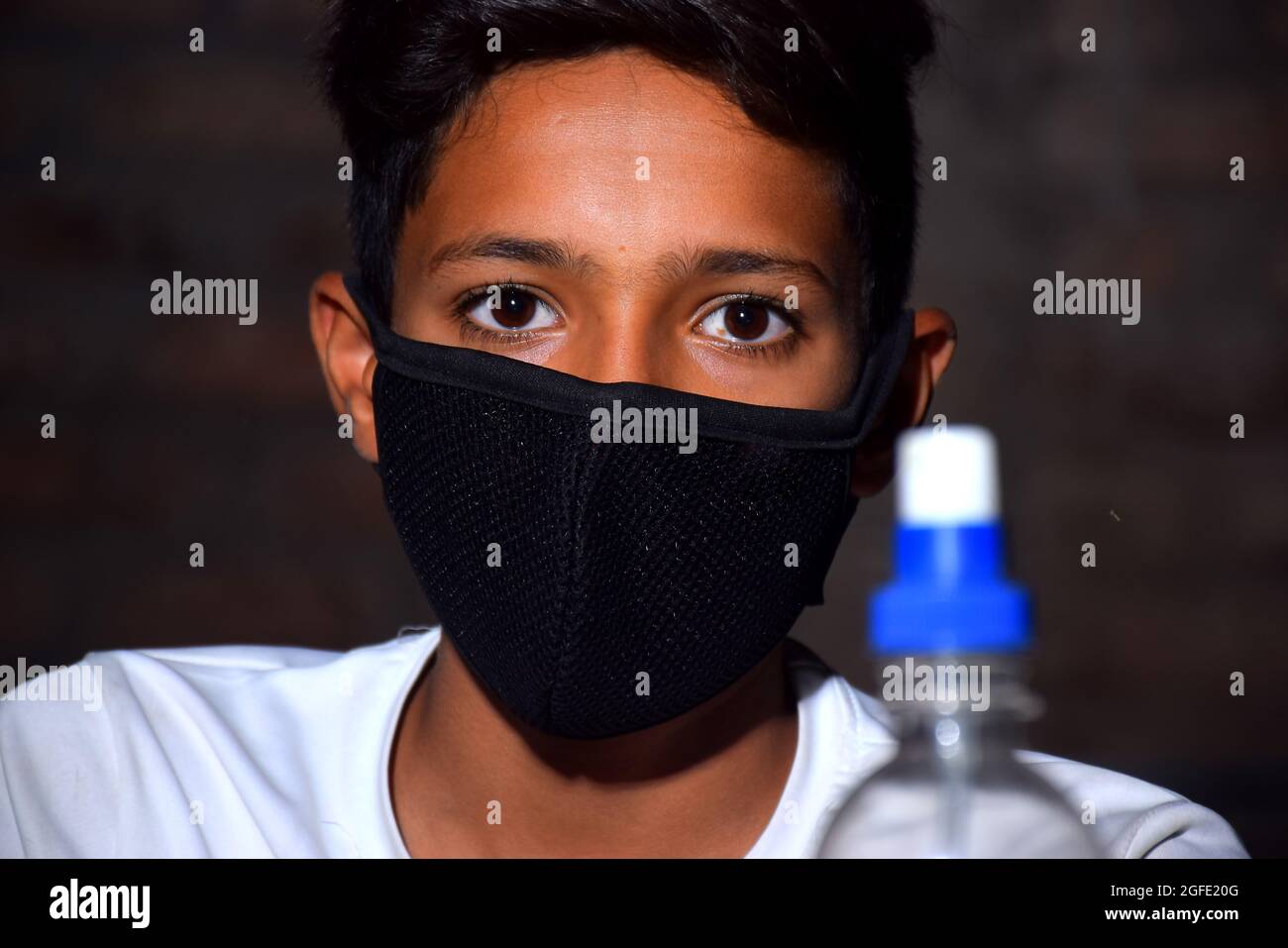 Ragazzo con gel di alcool o sapone antibatterico igienizzante. Concetto di igiene. Prevenire la diffusione di germi e batteri ed evitare infezioni corona virus Foto Stock