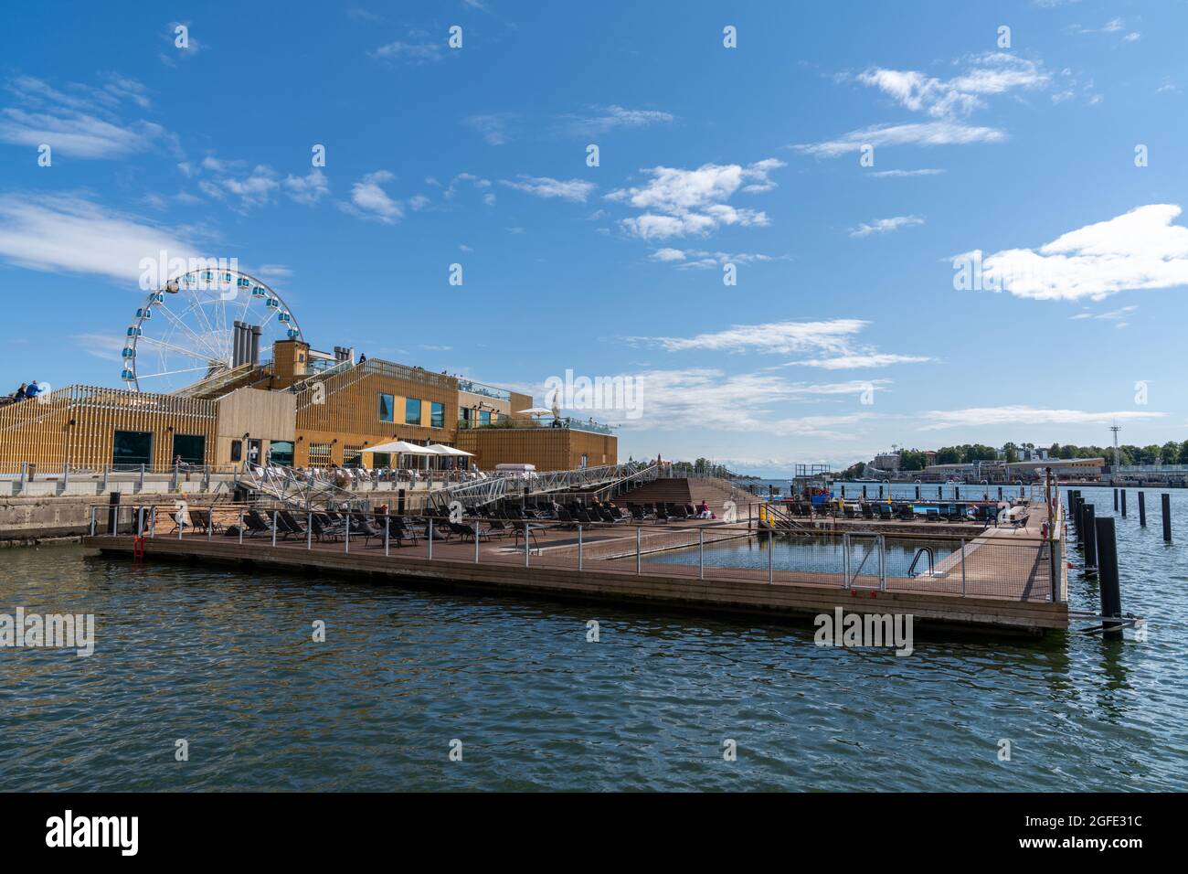 Helsinki, Finlandia: 4 agosto 2021: Vista della piscina marina Allas e della sauna finlandese nel porto del centro di Helsinki Foto Stock