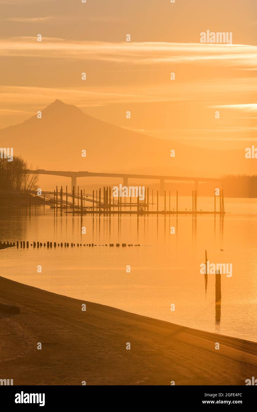 Orientamento verticale alba dorata sul Monte Hood e Columbia River, Oregon e Washington Pacific Northwest Foto Stock