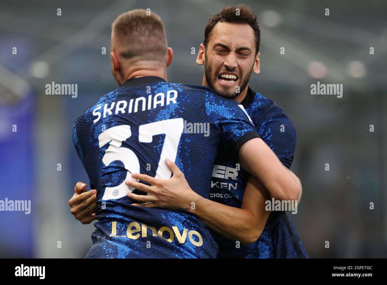 Milano, Italia, 21 agosto 2021. Milano Skriniar del FC Internazionale festeggia con il compagno di squadra Hakan Calhanoglu dopo aver segnato al fianco un 1-0 di vantaggio durante la serie A alla gara di Giuseppe Meazza, Milano. Il credito d'immagine dovrebbe essere: Jonathan Moscrop / Sportimage Foto Stock
