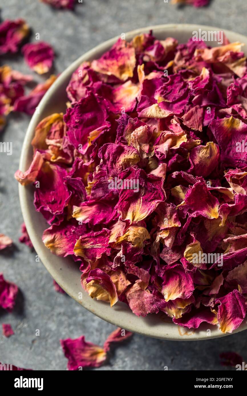 Sani petali di rosa culinaria biologica in una ciotola Foto Stock