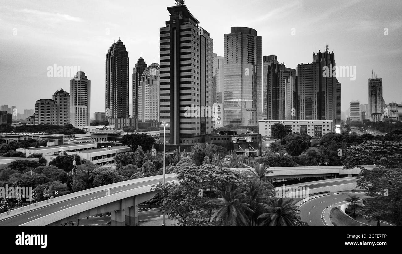 Veduta aerea dell'incrocio di Semanggi, Jakarta - Indonesia. Giungla di cemento, edifici. Bianco e nero. Foto Stock