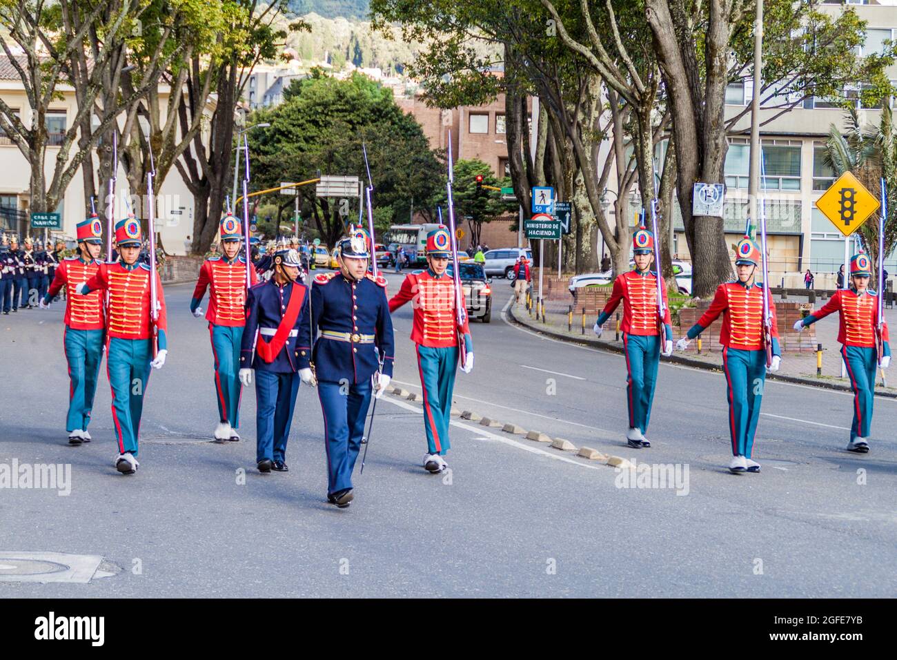 BOGOTÀ, COLOMBIA - 23 SETTEMBRE 2015: Cambio della guardia alla Casa di Narino, sede presidenziale ufficiale nella capitale colombiana Bogotà. Foto Stock