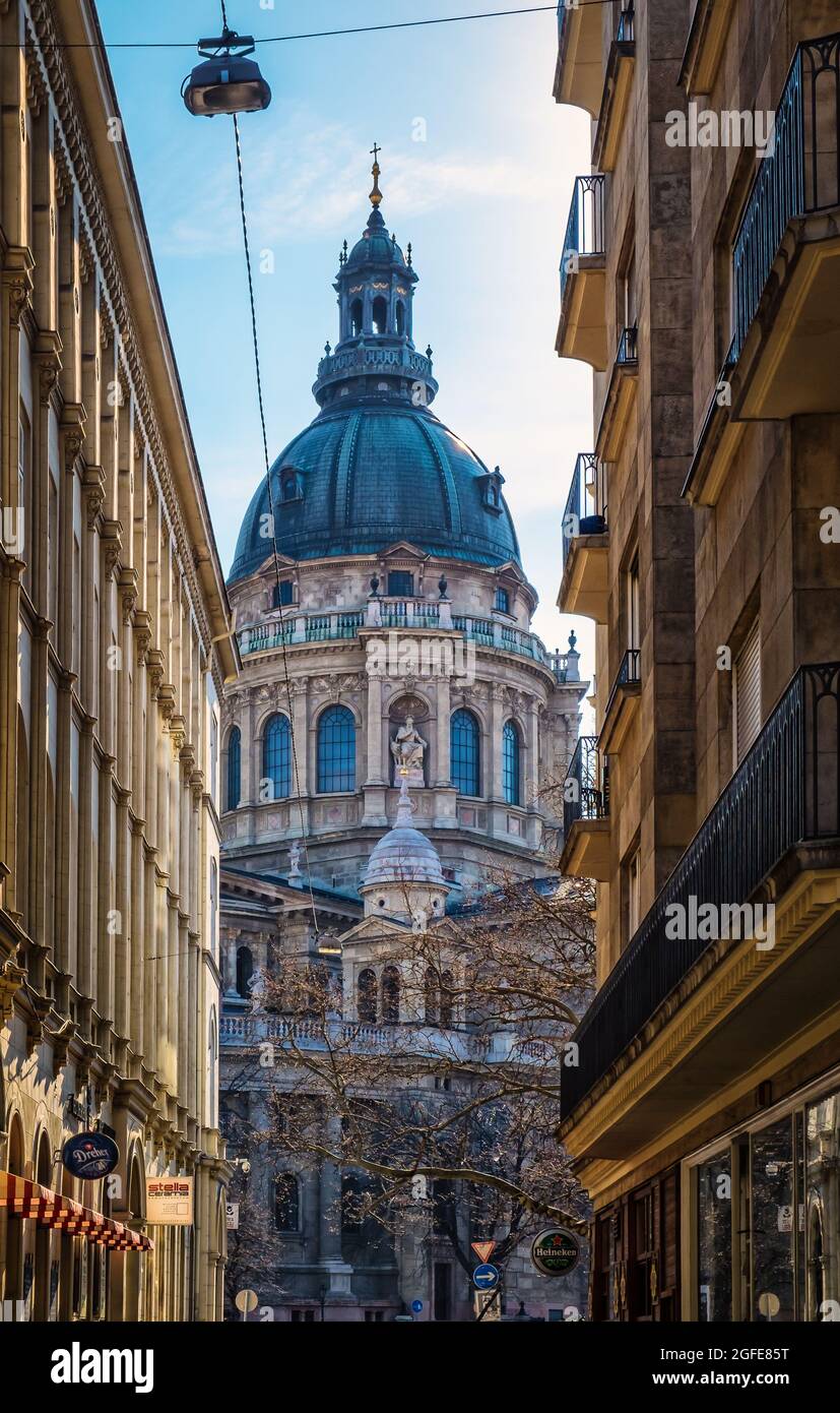 Ungheria, Budapest, marzo 2020, vista della Basilica di Santo Stefano da una strada laterale Foto Stock