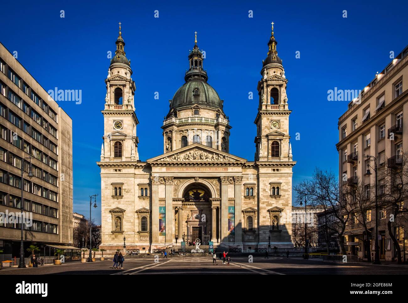 Ungheria, Budapest, marzo 2020, scena urbana in una strada che porta alla Basilica di Santo Stefano Foto Stock
