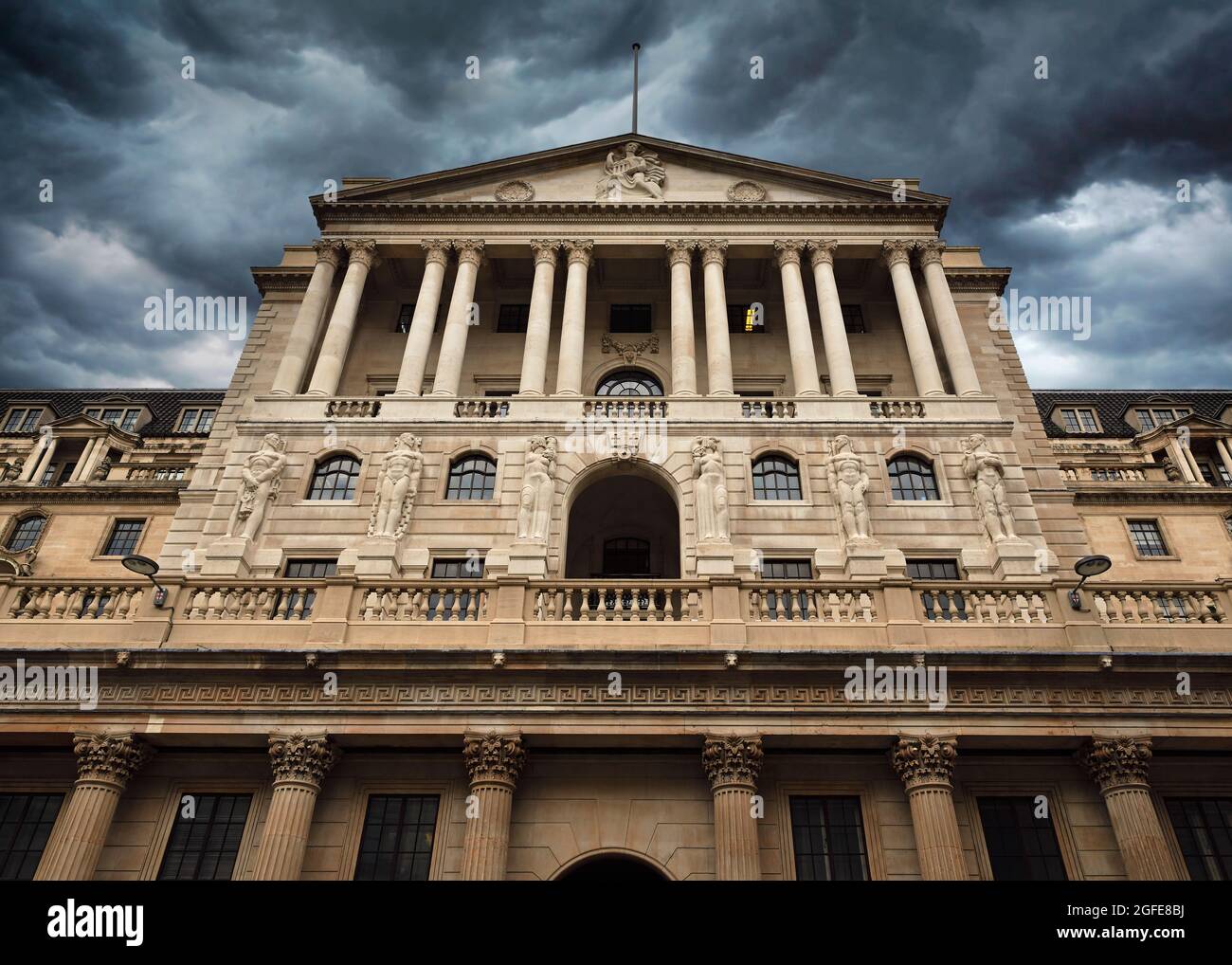 Banca d'Inghilterra sotto nuvole tempesta. Threadneedle Street, Londra, Inghilterra, Regno Unito Foto Stock