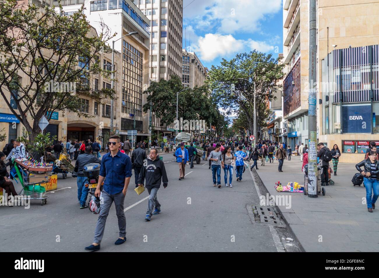 BOGOTA, COLOMBIA - 24 SETTEMBRE 2015: La gente cammina sulla strada Carrera 7 a Bogota, capitale della Colombia. Foto Stock