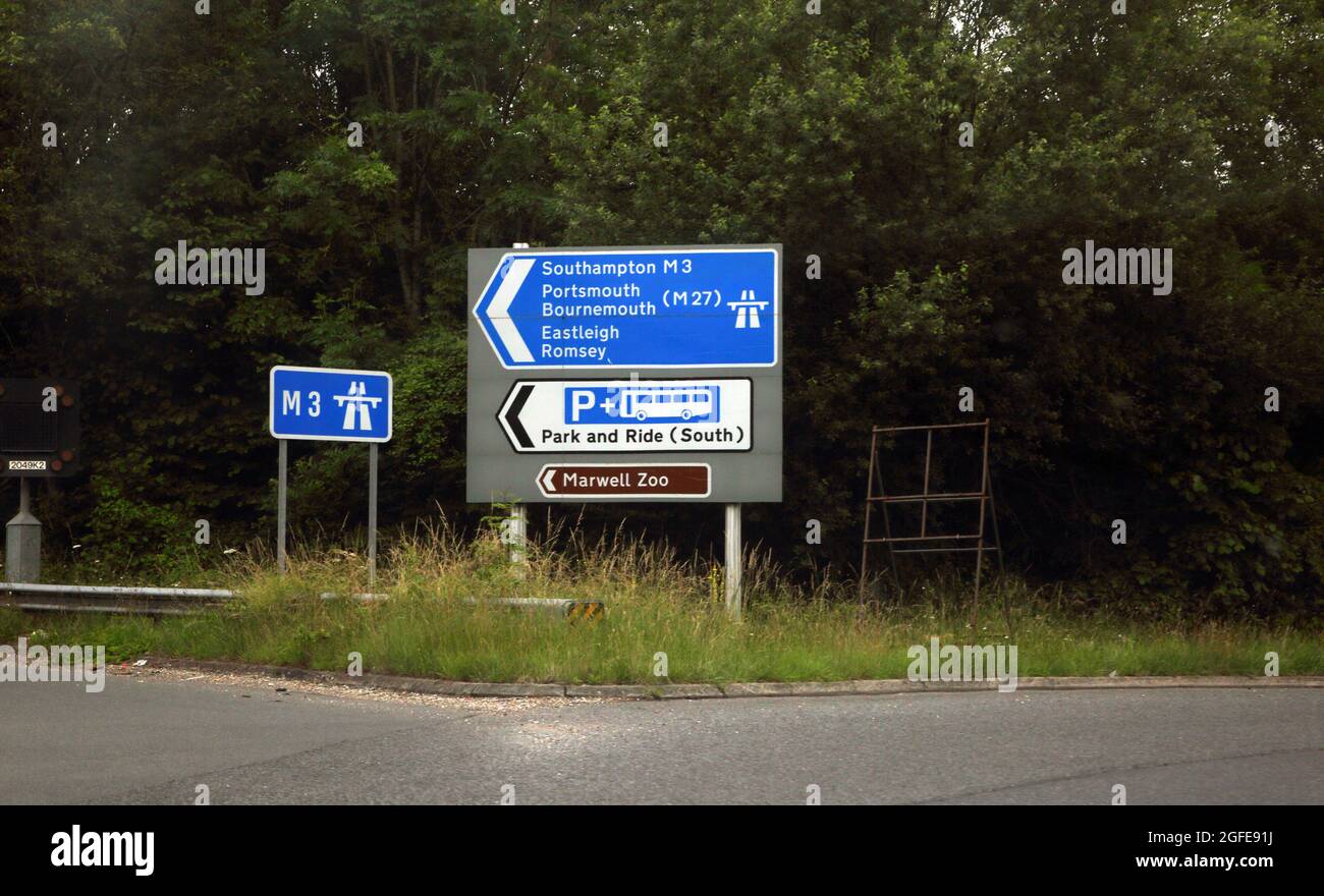 Strada per Southampton England M3 segnaletica stradale Park and Ride e Marwell Zoo Foto Stock