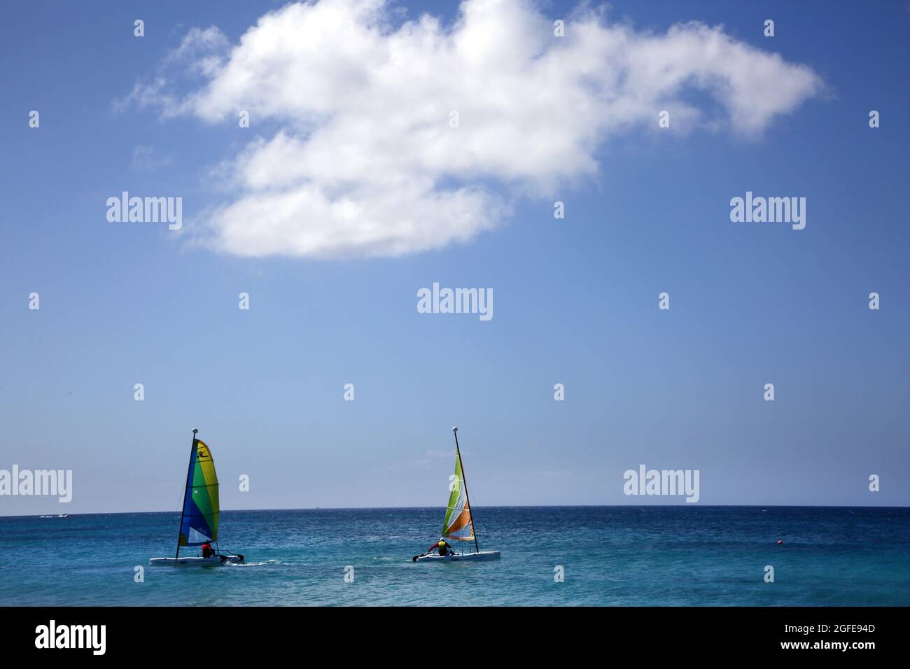 Grand Anse Beach Grenada persone vela Catamarani Foto Stock