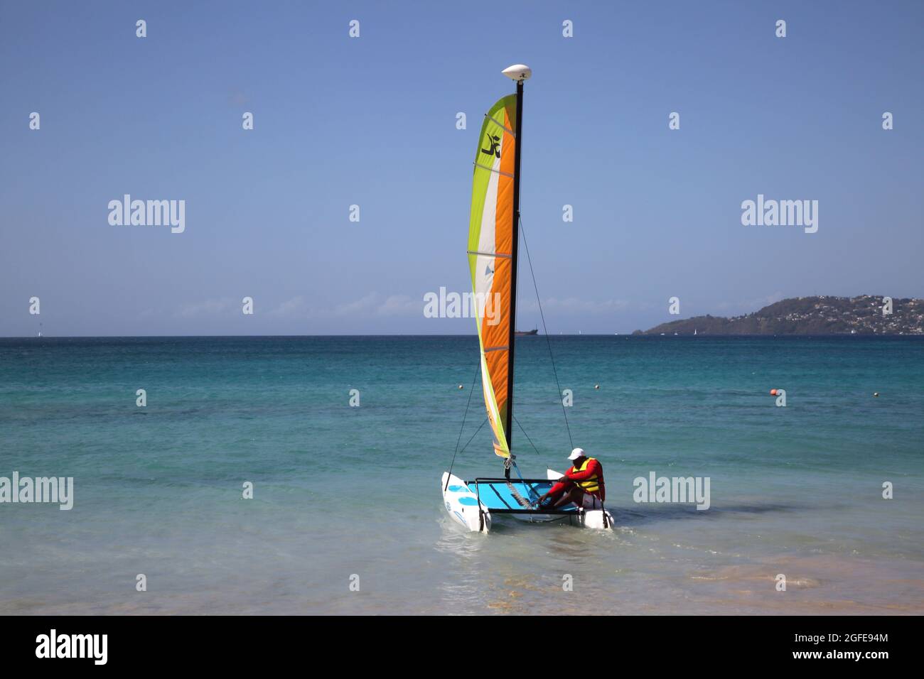 Grand Anse Beach Grenada Catamarano a vela uomo Foto Stock