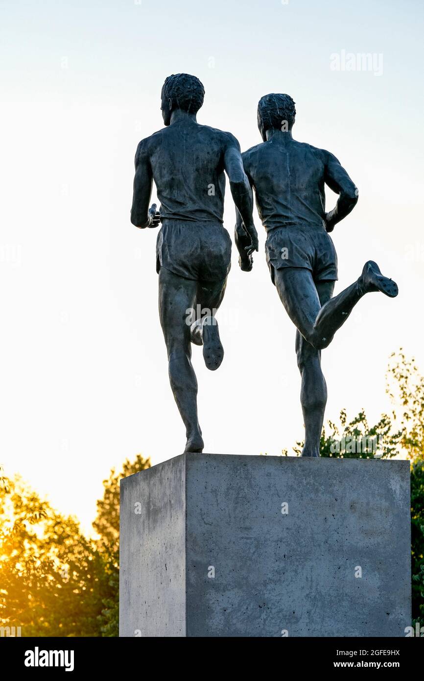 Statua di Miracle Mile, che commemora il miglio di meno di quattro minuti da Roger Banister e John Landy, Empire Field, Hastings Park, Vancouver, British Columbia, Foto Stock