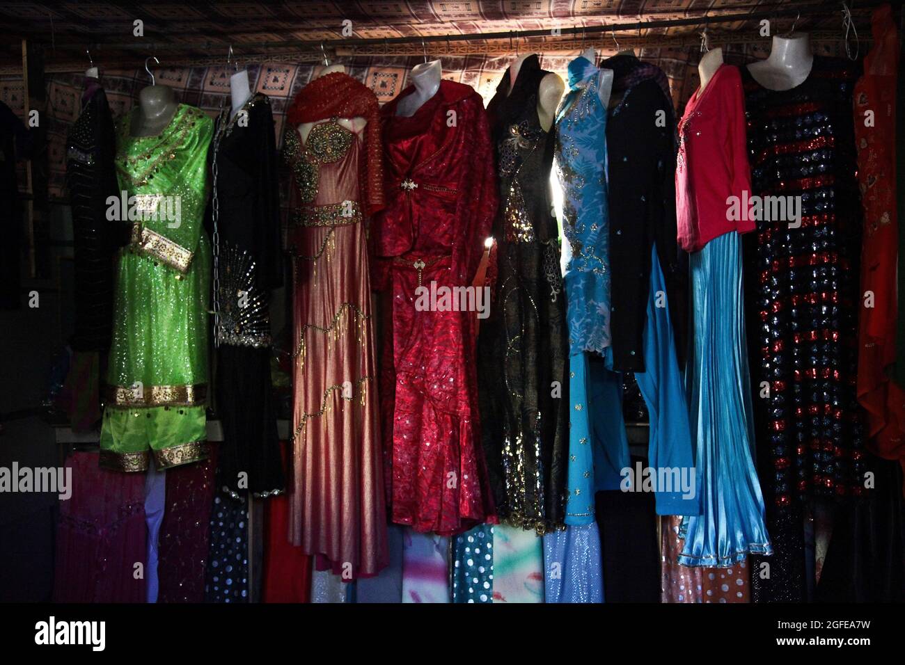 Un negozio afghano vende abiti femminili colorati al bazar nel distretto Rokha della provincia di Panjshir, Afghanistan, gennaio 11. Foto Stock