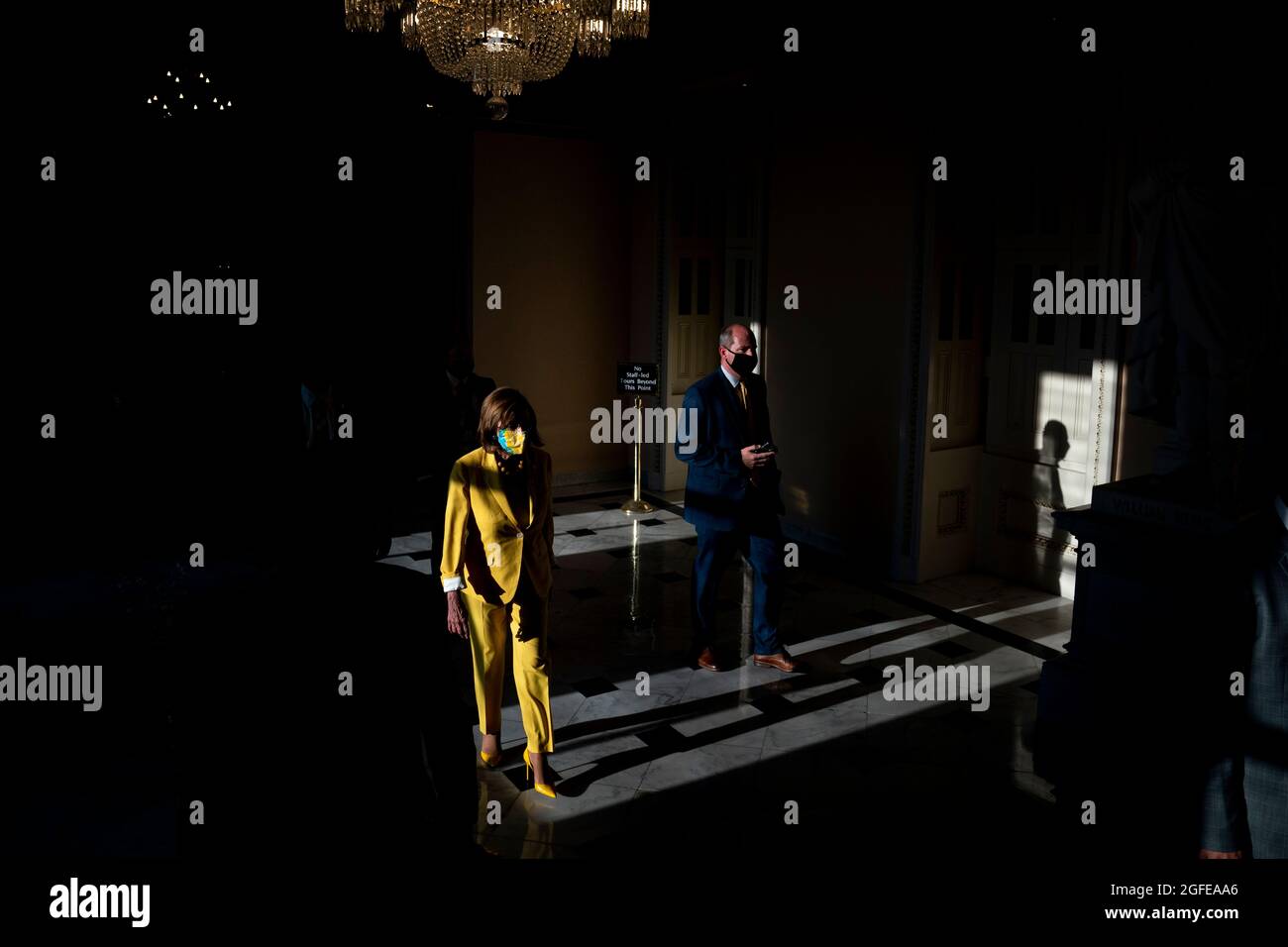 United States House Speaker Nancy Pelosi, democratico della California, arriva a votare il John Lewis Voting Rights Act al Campidoglio degli Stati Uniti Martedì 24 agosto 2021 a Washington, D.C. Credit: Alex Edelman / CNP / Sipa USA Foto Stock