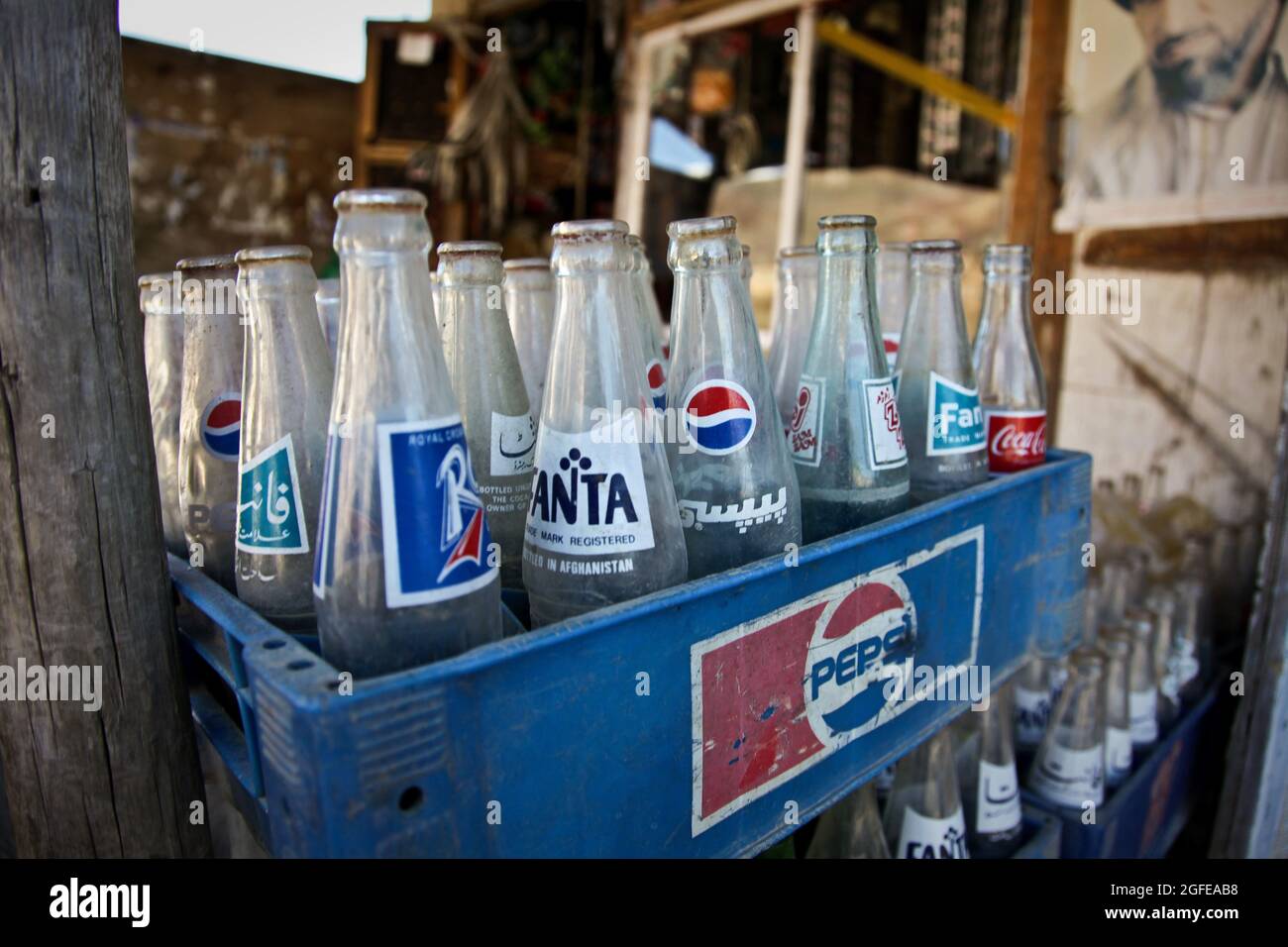 Un negozio afghano conveniente vende le marche popolari di soda al bazar nel distretto di Rokha della provincia di Panjshir, Afghanistan, gennaio 11. Foto Stock